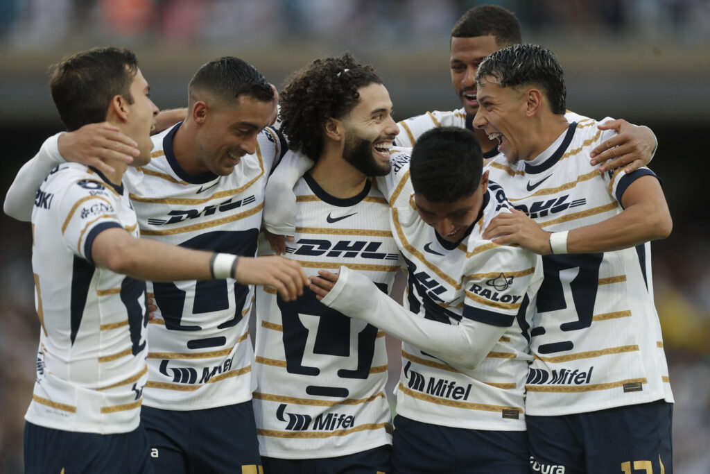 Fotografía de archivo en la que se registró a César Huerta (c), al celebrar uno de sus goles con el club mexicano de fútbol Pumas, en el estadio Olímpico Universitario de Ciudad de México. (Canadá) Huerta anotó el primer gol en la victoria a domicilio 0-2 sobre los Vancouver Whitecaps de Canadá, en partido de los dieciseisavos de final de la Leagues Cup. EFE/Isaac Esquivel