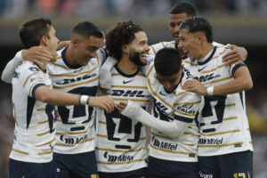 Fotografía de archivo en la que se registró a César Huerta (c), al celebrar uno de sus goles con el club mexicano de fútbol Pumas, en el estadio Olímpico Universitario de Ciudad de México. (Canadá) Huerta anotó el primer gol en la victoria a domicilio 0-2 sobre los Vancouver Whitecaps de Canadá, en partido de los dieciseisavos de final de la Leagues Cup. EFE/Isaac Esquivel