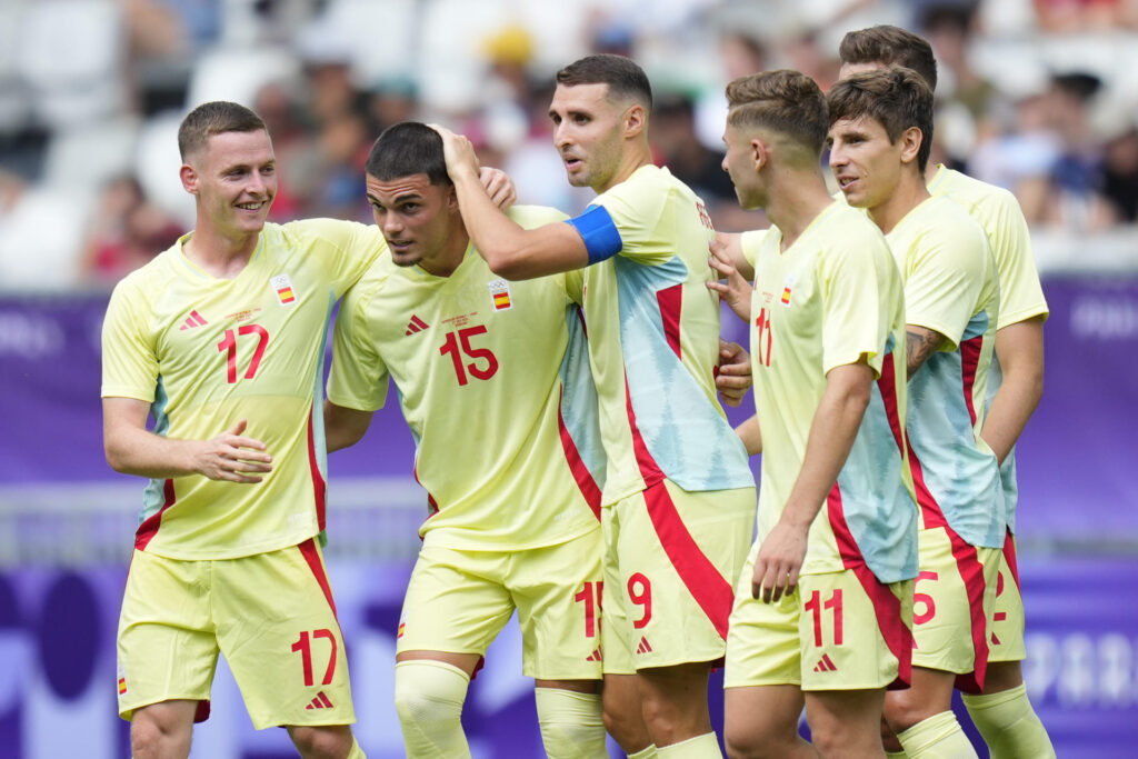 El defensa español Miguel Gutiérrez (2i) celebra tras anotar el 1-3 ante R.Dominicana durante el partido del Grupo C de fútbol masculino de los Juegos Olímpicos de París 2024 disputado este sábado en el Estadio de Burdeos. EFE/ M. Reino
