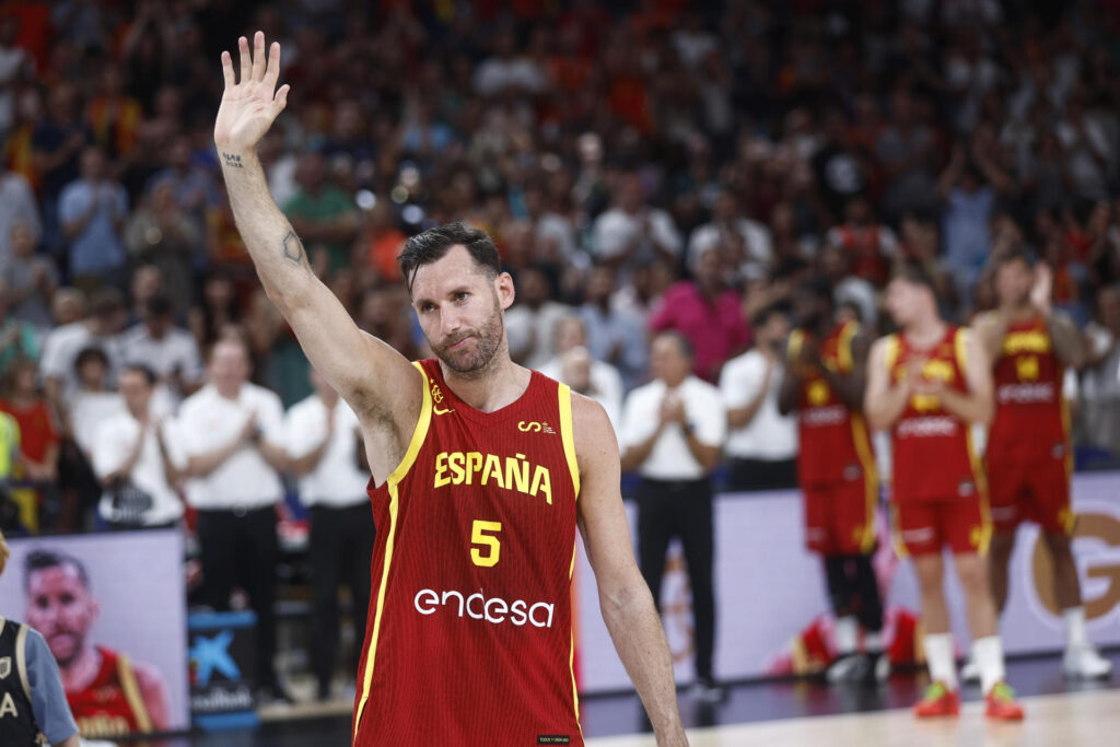 El alero de la selección española Rudy Fernánez durante el homenaje que recibió a la finalización del partido amistoso que disputaron frente a Puerto Rico previo a los Juegos Olímpicos París 2024 en el Wizink Center en Madrid. (España, París) EFE/Rodrigo Jiménez