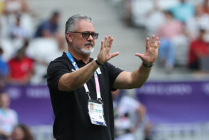 El entrenador del equipo egipcio, el brasileño Rogério Micale (c), da instrucciones a sus jugadores contra España durante un partido del Grupo C de fútbol masculino de los Juegos Olímpicos de París 2024, en el Estadio de Burdeos (Francia) este martes. (Paraguay, Egipto) EFE/ Kiko Huesca