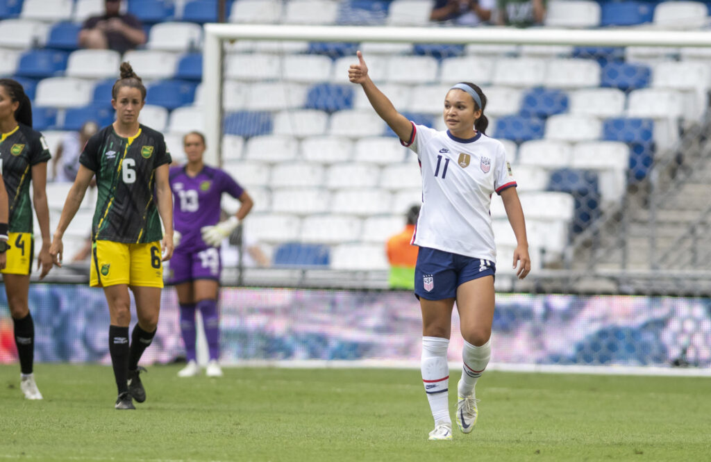 Fotografía de archivo en la que se registró a la delantera estadounidense Sophia Smith (d) al celebrar un gol con la selección femenina de fútbol de su país, en Monterrey (México). Smith anotó el gol del triunfo de su seleccionado por 1-0 sobre México en partido amistoso. (Estados Unidos) EFE/Miguel Sierra