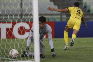 Guzmán Rodríguez (d) de Peñarol celebra un gol ante Caracas FC en el estadio Olímpico de la Universidad Central de Venezuela, en Caracas (Venezuela). EFE/ Miguel Gutiérrez