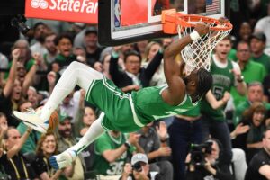 El guardia de los Boston Celtics, Jaylen Brown, encesta el balón para anotar dos puntos contra los Dallas Mavericks durante la primera mitad del quinto juego de las Finales de la NBA. EFE/EPA/AMANDA SABGA