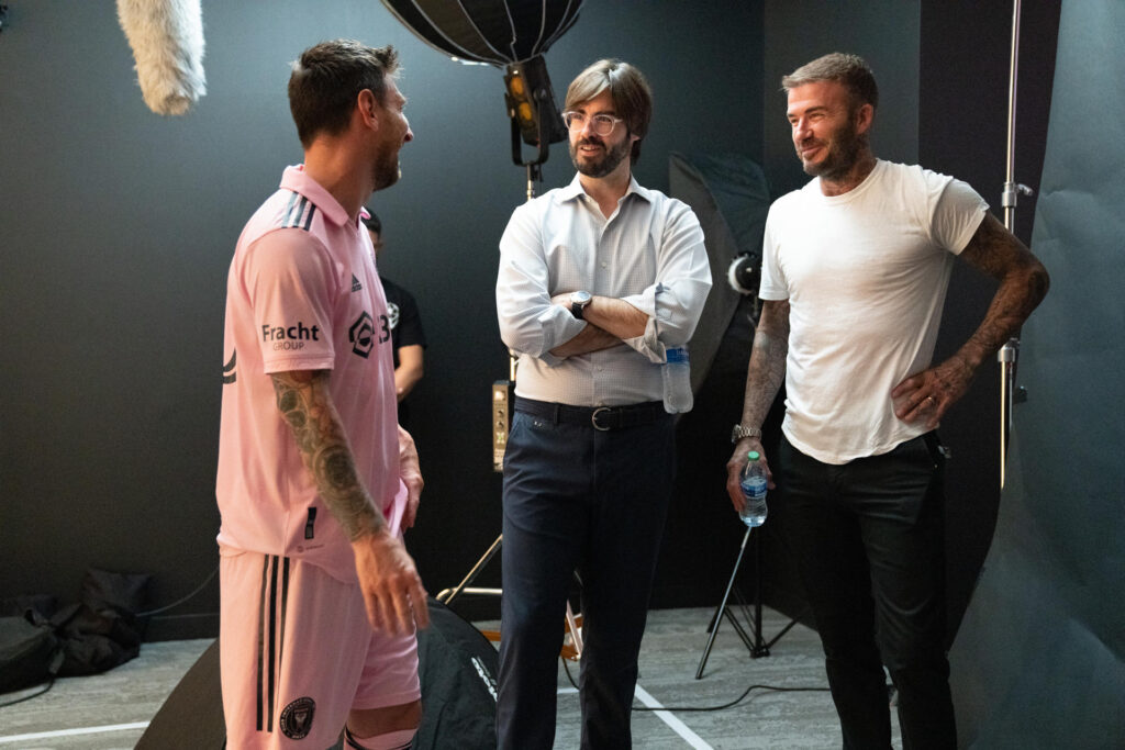 Xavier Asensi (c), junto a Leo Messi (i) y David Beckham (d), en una foto de archivo. Inter Miami
