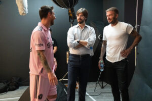 Xavier Asensi (c), junto a Leo Messi (i) y David Beckham (d), en una foto de archivo. Inter Miami