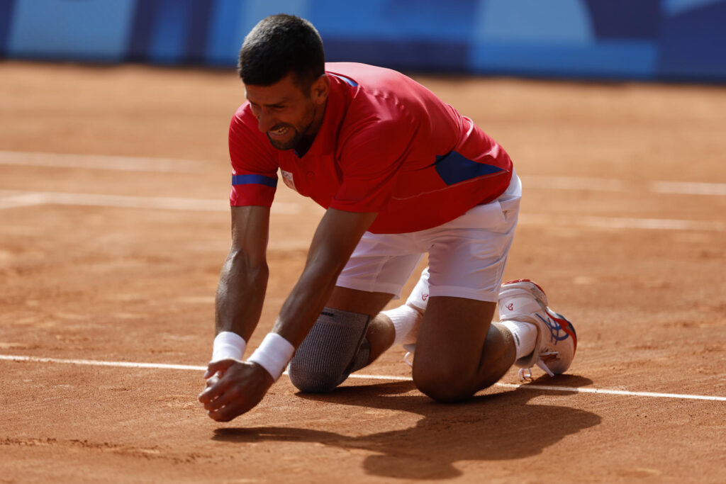 El tenista serbio Novak Djokovic celebra al conseguir la medalla de oro al vencer al español Carlos Alcaraz en la final individual masculina de tenis de los Juegos Olímpicos de París 2024 este domingo, en la capital gala. EFE/Juanjo Martín