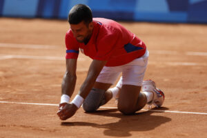 El tenista serbio Novak Djokovic celebra al conseguir la medalla de oro al vencer al español Carlos Alcaraz en la final individual masculina de tenis de los Juegos Olímpicos de París 2024 este domingo, en la capital gala. EFE/Juanjo Martín