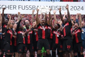 Los jugadores de Leverkusen celebran el título de la Bundesliga 2024. EFE/EPA/CHRISTOPHER NEUNDORF