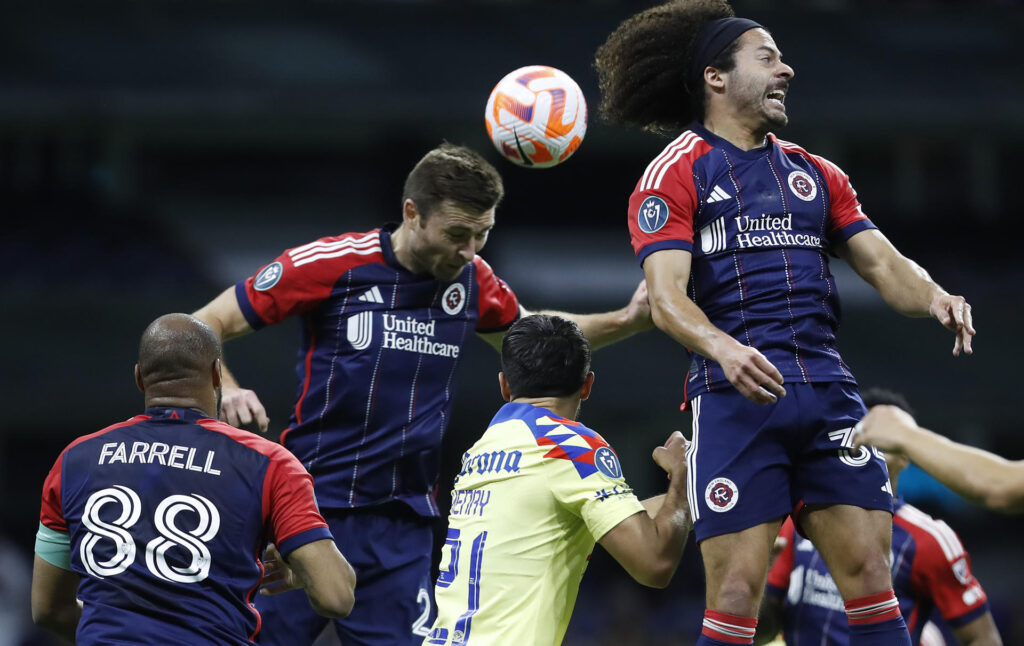 Fotografía de archivo en la que se registró a Dave Romney (i) y Ryan Spaulding (d), del club estadounidense de fútbol New England Revolution, durante un partido de la Liga de Campeones de la Concacaf, en el estadio Azteca de la Ciudad de México. EFE/Sáshenka Gutiérrez