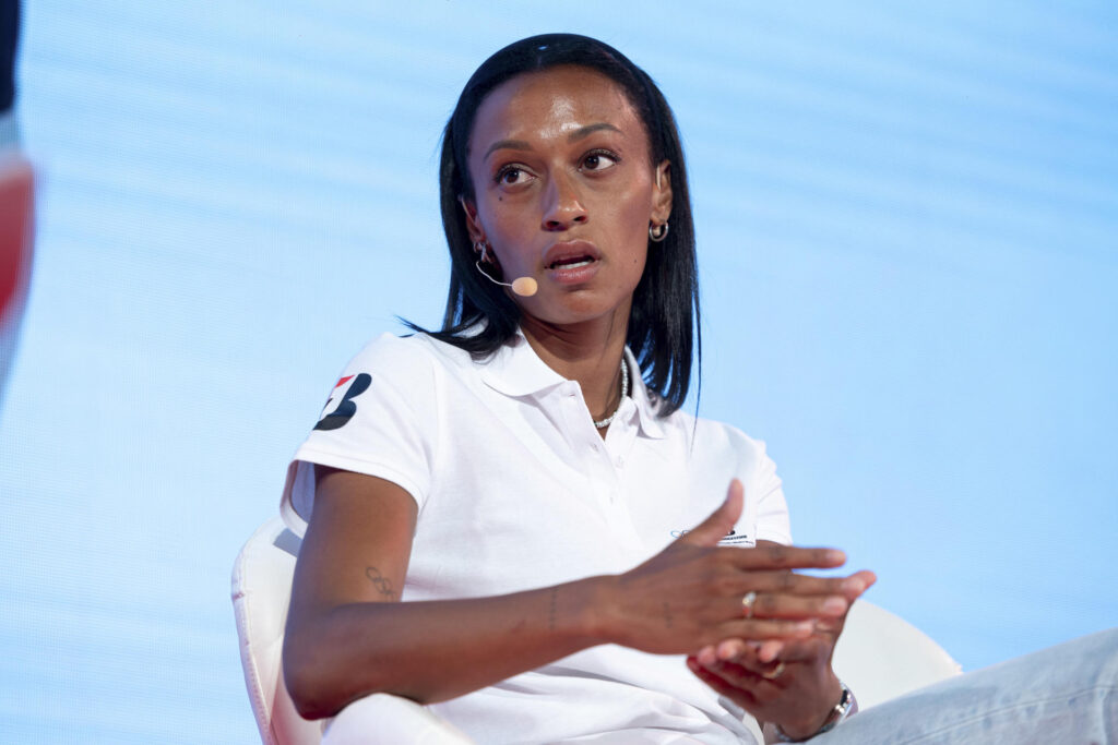 La atleta Ana Peleteiro participa en un acto de Bridgestone para comenzar la cuenta atrás para los Juegos Olímpicos de París 2024, este martes en la sede del Comité Olímpico Español, en Madrid . EFE/ Daniel Gonzalez
