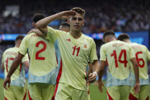 El español Fermín López celebra tras anotar un gol ante Francia durante el partido por la medalla de oro de los Juegos Olímpicos de París 2024 que Francia y España disputan este viernes en el Parc des Princes, de Paris. EFE/Kiko Huesca