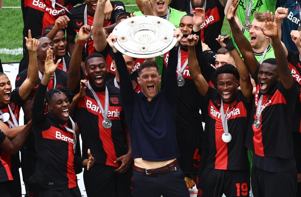 Xabi Alonso y sus jugadores, con el título de la Bundesliga. EFE/EPA/FILIP SINGER.