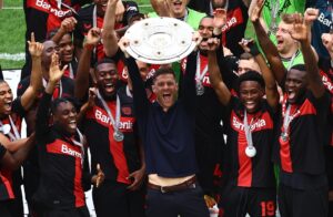 Xabi Alonso y sus jugadores, con el título de la Bundesliga. EFE/EPA/FILIP SINGER.