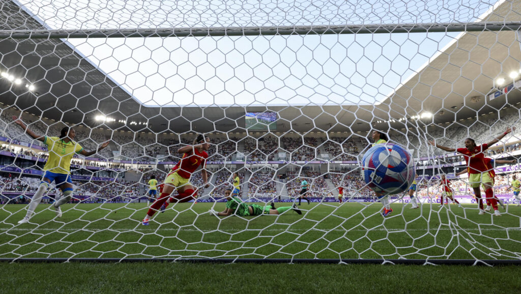 La delantera española Athenea del Castillo (2i) remata para anotar el 0-1 ante Brasil este miércoles, en el partido del Grupo C de Fútbol Femenino de los Juegos Olímpicos de París 2024, entre Brasil y España, celebrado en el Estadio de Burdeos (Francia). EFE/ Kiko Huesca