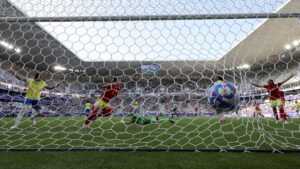 La delantera española Athenea del Castillo (2i) remata para anotar el 0-1 ante Brasil este miércoles, en el partido del Grupo C de Fútbol Femenino de los Juegos Olímpicos de París 2024, entre Brasil y España, celebrado en el Estadio de Burdeos (Francia). EFE/ Kiko Huesca