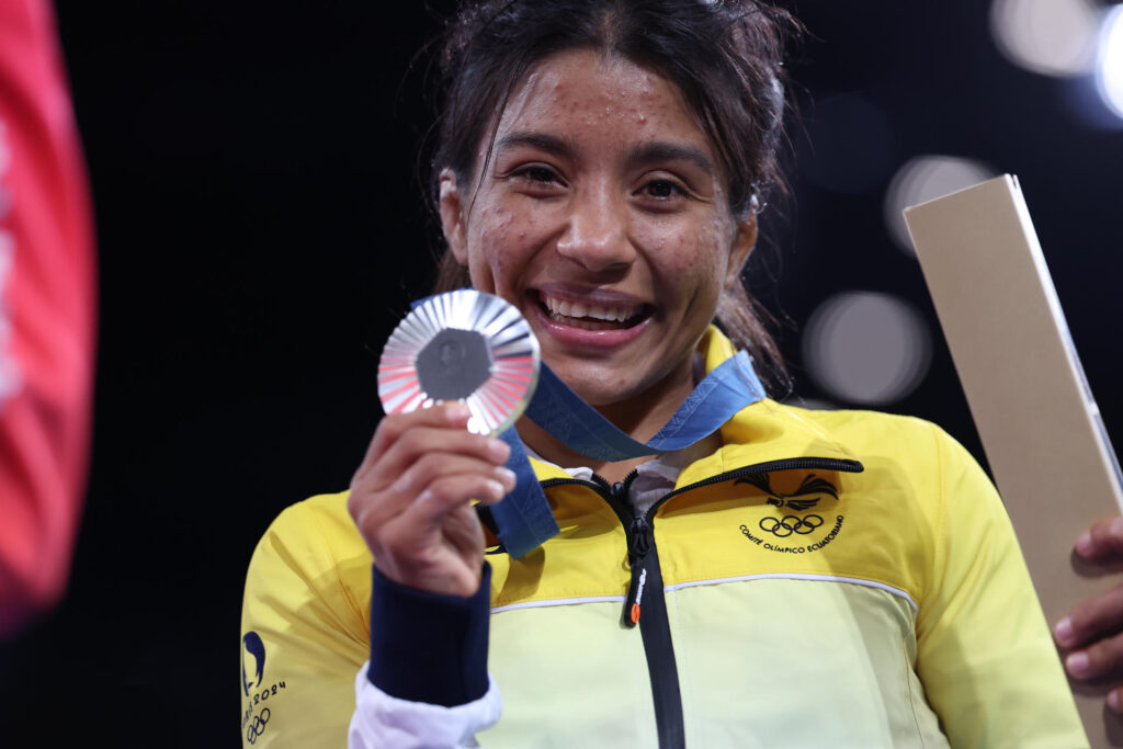 La luchadora ecuatoriana Lucía Yamileth Yépez posa con la medalla de plata de Lucha estilo libre de 53kg, en el marco de los Juegos Olímpicos de París 2024 este jueves, en el Champ de Mars Arena de la capital francesa.