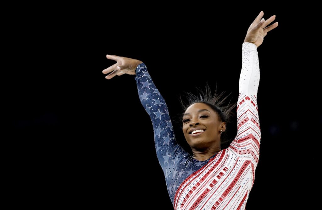 El equipo de Estados Unidos, impulsado por Simone Biles, logró este martes la medalla de oro por equipos de gimnasia artística en el Bercy Arena in Paris, Francia. EFE/EPA/CAROLINE BREHMAN