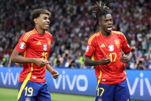 Nico Williams y Lamine Yamal celebran el segundo gol del equipo español durante el encuentro correspondiente a la final de la Eurocopa que disputaron Inglaterra en el Estadio Olímpico de Berlín.EFE/EPA/CHRISTOPHER NEUNDORF