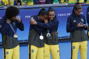 Las jugadoras de Brasil celebran la medalla de plata en Fútbol femenino, en los Juegos Olímpicos de París 2024 este sábado, en la capital gala. EFE/ Miguel Toña