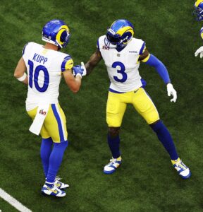 Fotografía de archivo de Odell Beckham Jr. (d) cuando jugaba con Los Angeles Rams. Beckham Jr. se comprometió este viernes con los Miami Dolphins para jugar la temporada 2024 a cambio de 8.25 millones de dólares. EFE/EPA/ETIENNE LAURENT
