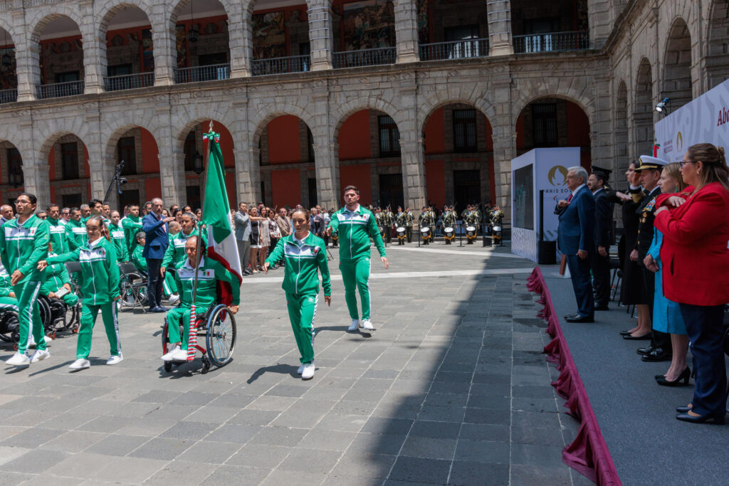 Fotografía cedida por la Presidencia de México del mandatario mexicano, Andrés Manuel López Obrador (d), durante la ceremonia de abanderamiento de la delegación mexicana de cara a los juegos paralímpicos, este jueves en el Palacio Nacional de Ciudad de México (México). (Claudia Romero) EFE/ Presidencia De México / SOLO USO EDITORIAL/ SOLO DISPONIBLE PARA ILUSTRAR LA NOTICIA QUE ACOMPAÑA (CRÉDITO OBLIGATORIO)
