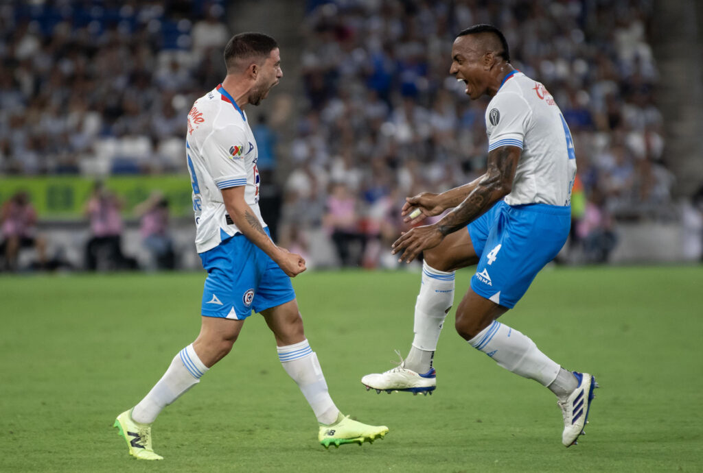 Jose Rivero (i) y Emilio Ditta de Cruz Azul celebran un gol en un partido de la jornada 2 del Torneo Apertura 2024 Liga MX en el estadio BBVA, en Monterrey (México). EFE/Miguel Sierra