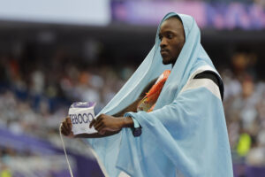 El atleta botsuanés Letsile Tebogo gana el oro en la final de 200m masculino, en el marco de los Juegos Olímpicos París 2024, este jueves, en la capital gala. EFE/ Lavandeira Jr