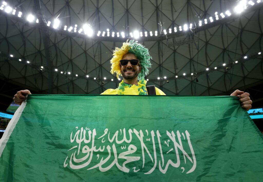 Un aficionado saudí sostiene la bandera de su país durante un partido del Mundial de Fútbol de Qatar, en una foto de archivo. EFE/EPA/Ronald Wittek