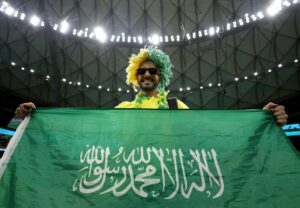 Un aficionado saudí sostiene la bandera de su país durante un partido del Mundial de Fútbol de Qatar, en una foto de archivo. EFE/EPA/Ronald Wittek