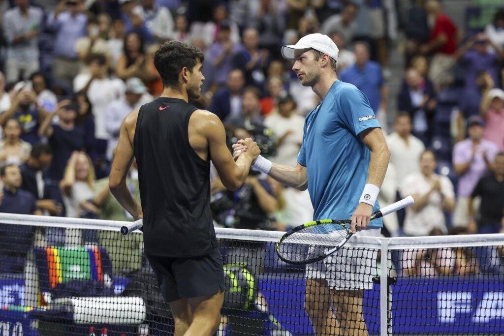 El ganador Botic van De Zandschulp de los Países Bajos saluda a Carlos Alcaraz de España al final de un partido de segunda ronda del Campeonato Abierto de Tenis de Estados Unidos. EFE/EPA/SARAH YENESEL