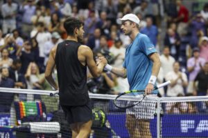El ganador Botic van De Zandschulp de los Países Bajos saluda a Carlos Alcaraz de España al final de un partido de segunda ronda del Campeonato Abierto de Tenis de Estados Unidos. EFE/EPA/SARAH YENESEL