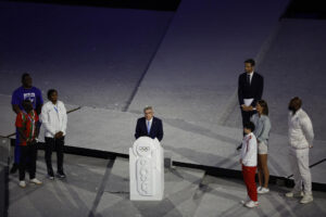 El presidente del COI, Thomas Bach (c), junto a los deportistas que representan cada continente, el cubano Mijaín López (i), el keniano Eliud Kipchoge (2i), la primera medallista del equipo de Refugiados Cindy Ngamba (3i), la china Sun Yingsha (3d), la australiana Emma McKeon y el francés Teddy Riner (d), durante la ceremonia de clausura de los Juegos Olímpicos de París 2024 y tras la aparición de Tom Cruise, celebrada este domingo, en el Estadio de Francia en Saint-Denis (Francia).EFE/ Miguel Toña