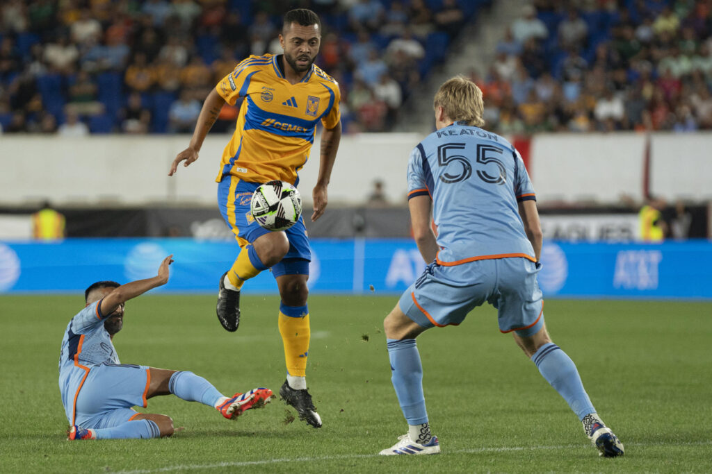 Rafael Carioca (c), de Tigres, disputa el balón con Keaton Parks (d), de New York City, en un partido de la Leagues Cup en el estadio Red Bull Arena. EFE/ Ángel Colmenares