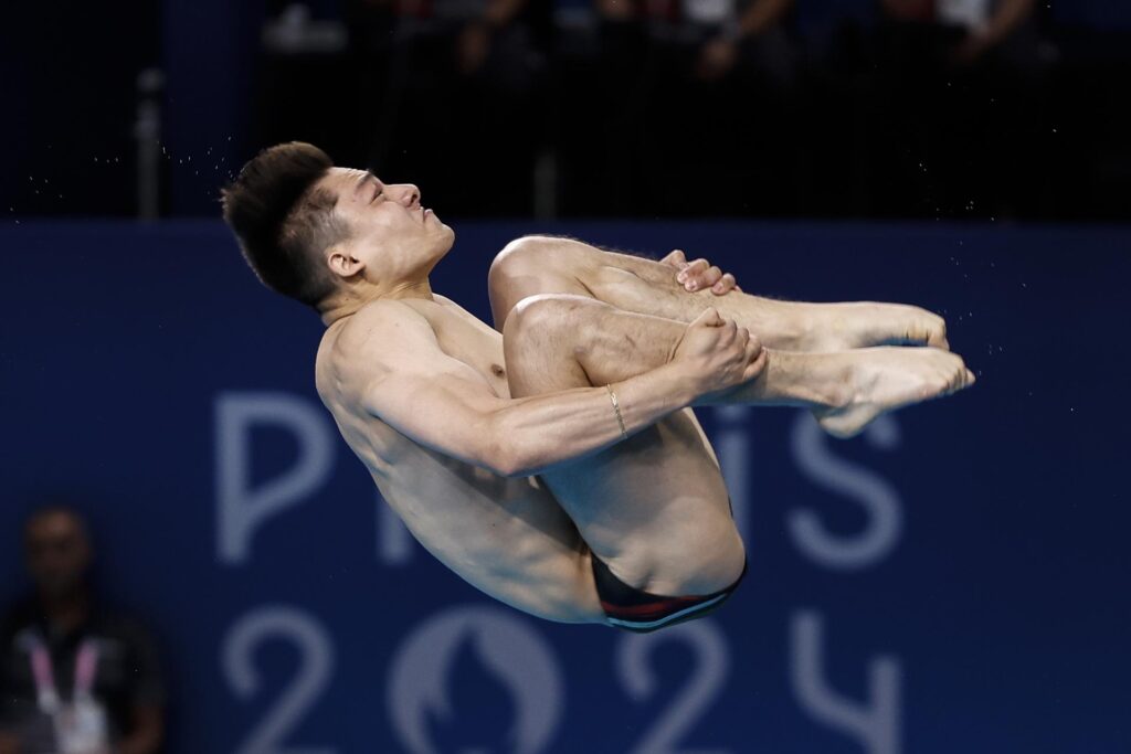 El mexicano Osmar Olvera durante su participación een el trampolín masculino de 3 m preliminar de los Juegos Olímpicos de París 2024. EFE/EPA/MAST IRHAM