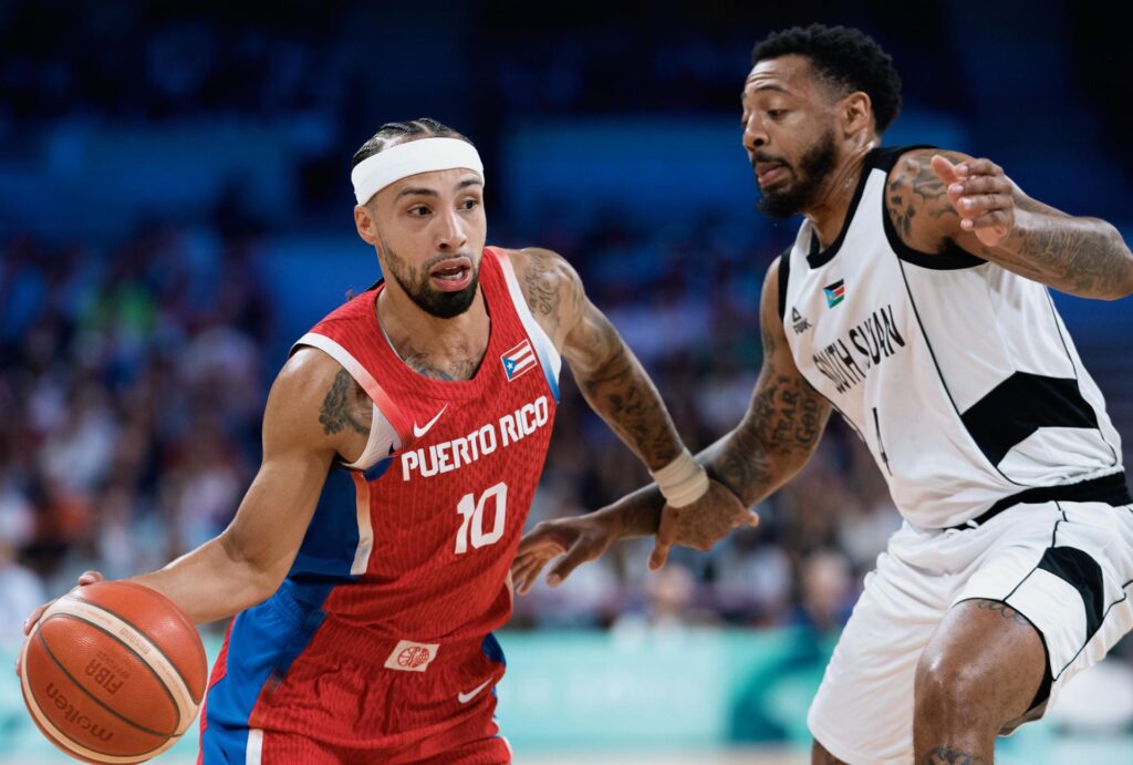 Jose Alvarado, de Puerto Rico, y Carlik Jones, de Sudán del Sur, durante el partido de este domingo. EFE/EPA/ALEX PLAVEVSKI