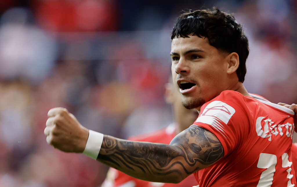 Fotografía de archivo en la que se registró una celebración del delantero uruguayo Maximiliano Araujo con el club mexicano de fútbol Toluca, en el estadio Nemesio Diez de Toluca (México). Araujo convirtió un gol en el minuto 66 para darle la victoria por 2-1 a su equipo sobre Kansas City de la MLS y pasar a la segunda ronda de la Leagues Cup. EFE/Alex Cruz
