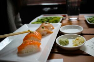 Hasta los años 90 nadie en Japón comía sushi con salmón crudo. Hasta que una campaña de marketing lo cambió todo