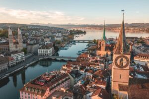 Suiza ha dado con la fórmula para resistir a la inflación desbocada. E incluye la regulación de precios