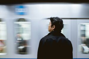 Japón necesitaba acabar con su modelo de trabajo excesivo. La jornada laboral de cuatro días era su esperanza y está fracasando