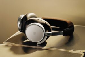 la obra centenaria de B&O son unos exquisitos auriculares de 1.500 euros