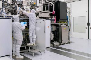 acusa a sus fabricantes de equipos para chips de reclutar ingenieros taiwaneses