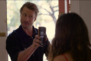 Llega a Prime Video una de las películas más frescas del año, con el mejor Glen Powell pasándoselo en grande