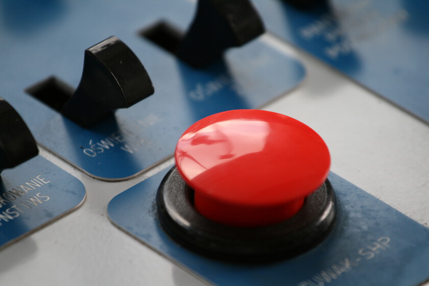 que la IA no controle el botón rojo nuclear