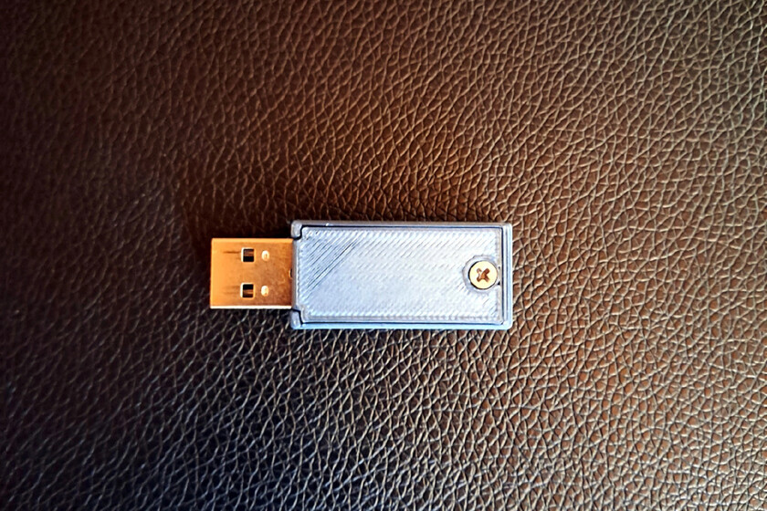 Este pendrive USB alemán es prácticamente indestructible y dura 200 años. El problema es no cabe casi nada