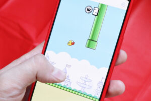 'Flappy Bird' vuelve diez años después. Lo hace rechazado por su creador y envuelto en turbias polémicas por las cripto