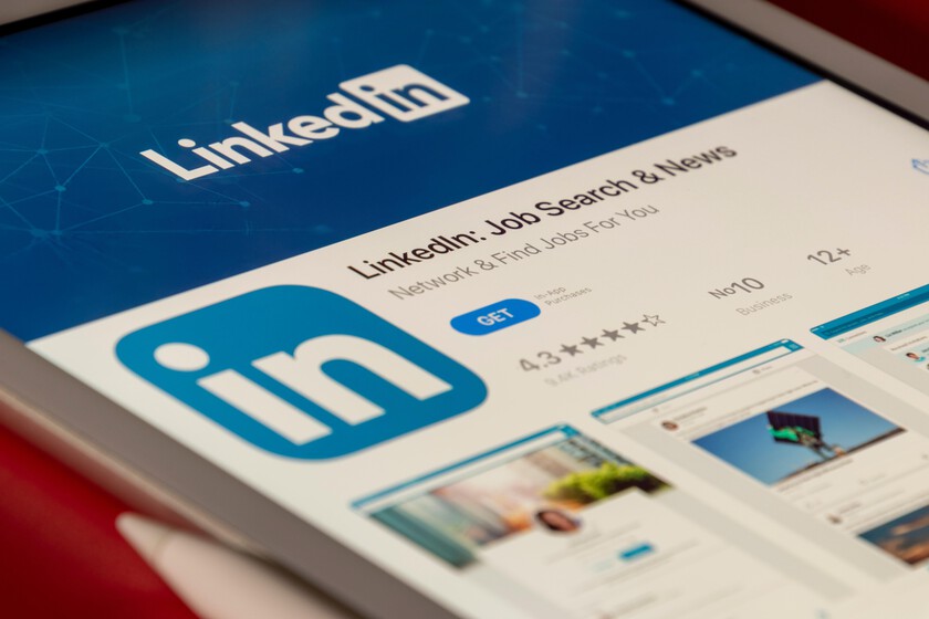 LinkedIn está entrenando modelos de IA con los datos de sus usuarios sin apenas avisar. En la UE estamos a salvo
