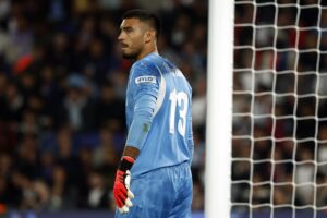 Paris (France), 18/09/2024.- Goalkeeper Paulo Gazzaniga of Girona in action during the UEFA Champions League soccer match between Paris Saint-Germain and Girona FC in Paris, France, 18 September 2024. (Liga de Campeones, Francia, Girona, Champions League) EFE/EPA/YOAN VALAT