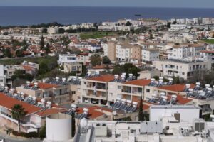 Chipre no sabía qué hacer con sus 300 días de sol sofocante. En esencia, ahora todos tienen agua caliente gratis