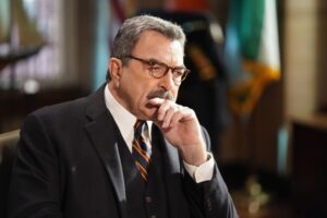 Verás 'Blue Bloods' con otros ojos. Tom Selleck siempre usa el mismo truco para las escenas de cena familiar